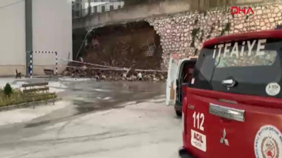 İstinat duvarı okul bahçesine çöktü: O anlar kamerada