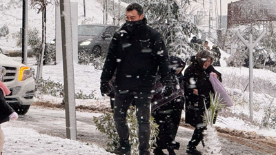 Lapa lapa yağan kar İstanbul'u etkisi altına aldı! Etraf beyaz örtüyle kaplandı