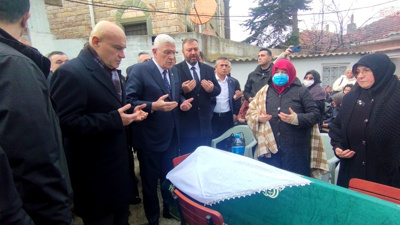 İYİ Partili Turhan Çömez'in annesi son yolculuğuna uğurlandı