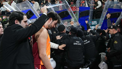 Galatasaray maçında ortalık karıştı: Hakemler soyunma odasına girdi