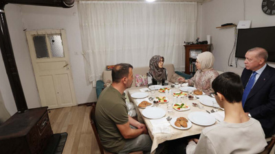 Erdoğan İstanbul'un ortasında sobalı evde oturan aile ile iftar yaptı