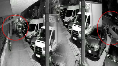 Sokaktaki otomobili iterek çaldılar! Hayrete düşüren anlar kamerada