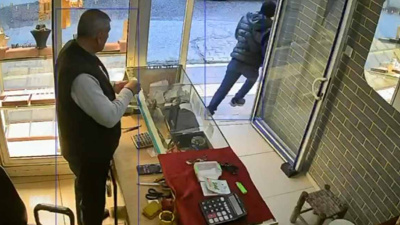 Fotoğraf çekme bahanesiyle yüzüğü alıp bir anda kaçtı! O anlar kamerada