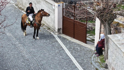 Genç muhtar 'Deli' adını verdiği atıyla hizmete dört nala koşuyor