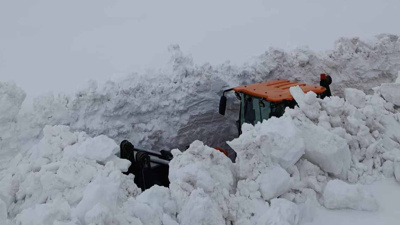 Şehirde kar kalınlığı 4 metreyi aştı: İş makineleri kara gömüldü