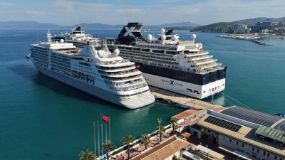 İki kruvaziyerle binlerce turist ilçeye geldi: Bazıları gezdi bazıları alışveriş yaptı