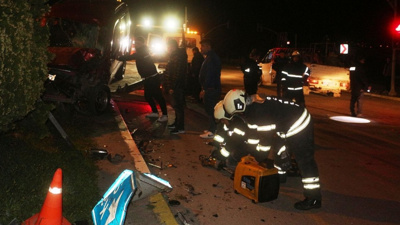 Kocaeli Kandıra'da iki hafif ticari araç çarpıştı: 1'i ağır 4 yaralı