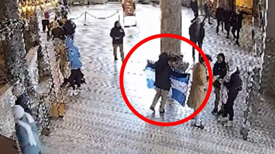 Ayasofya'da provokasyon: İki Yunan "Ya Ortodoks ya da öl" yazılı bayrak açtı