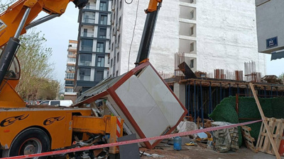 Kırılan vinç kolu güvenlik kulübesine düştü: 3 işçi yaralı