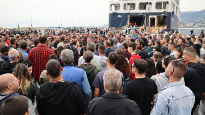 Ege'de sınır hattı karıştı: Tonlarca sütü yollara döktüler!