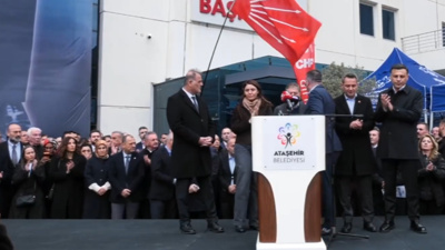 CHP'den Ataşehir operasyonu eylemi! Yurttaşlar Onursal Adıgüzel'e destek için belediye binası önünde toplandı
