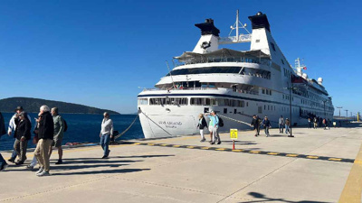 Kruvaziyer ilçeye yüzlerce turist getirdi: Bir sonraki durağı Santorini Limanı
