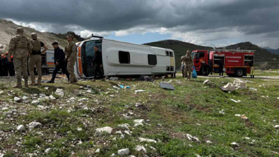 Diyarbakır’da yolcu midibüsü devrildi: Ölü ve yaralılar var