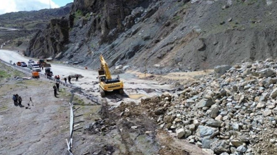 Uyarılara rağmen inşa edilen tesisin üstüne yol çöktü: 30 milyon euro toprak altında kaldı!