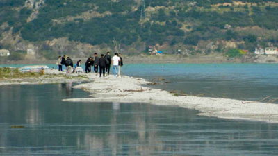 İki yanı suyla çevrili kendiliğinden oluşan yol görenleri şaşırttı