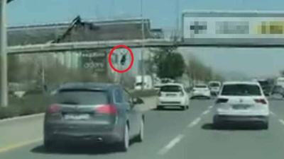 Afiş asarken üst geçitten düştü: Arabanın altında kalarak hayatını kaybetti