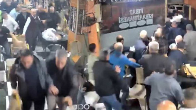 Trafik magandası vatandaşın yüreğini ağzına getirdi! Deprem sanıp kaçtılar