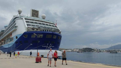 Kruvaziyer ilçeye geldi! Turistler tarihi yerleri gezmek için limandan ayrıldı