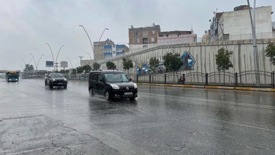 Şanlıurfa'da dolu ve sağanak: Yollar göle döndü