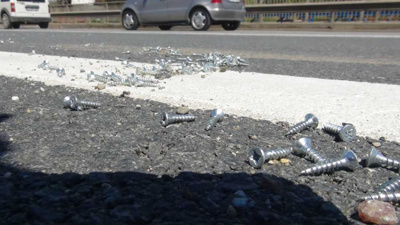 İstanbul'da yere dökülen vidalar trafiği felç etti! Onlarca aracın lastiği patladı