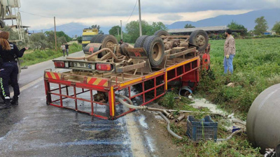 İzmir'de otomobil ile süt yüklü kamyon çarpıştı: 5 yaralı