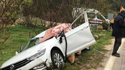 TIR dorsesine çarpan otomobilin sürücüsü can verdi
