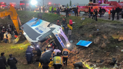 Son Dakika | Malatya'da katliam gibi kaza! Yolcu otobüsü devrildi: 4 ölü 40 yaralı!