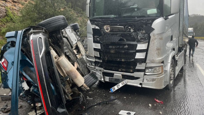 TIR beton bariyerleri aşıp otomobille çarpıştı: 1 ölü, 4 yaralı