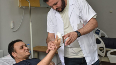 Elini kaybetmesin diye parmağını vücuduna gömdüler
