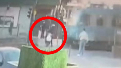 Yolu kısaltmak isteyen motokuryeye tramvay çarptı