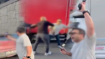 Polis önce konvoyun önünü kesti sonra havaya ateş açtı! İstanbul'un göbeğinde ortalık karıştı