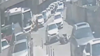 Yırtılan afiş kazaya neden oldu: Motosikletli kadın yaralandı