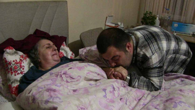 10 yıldır baktığı felçli annesini Anneler Günü'nde kaybetti