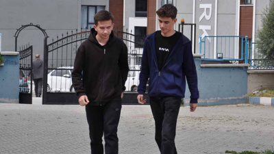 Liseli gençler otobüste unutulan 70 bin lirayı polise teslim etti