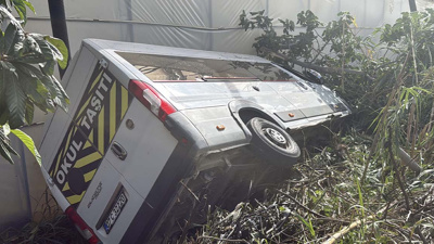 Öğrenci servisi bahçeye devrildi: 6 yaralı