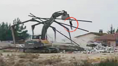 Korku dolu anlar! Yıkım çalışmasında enkaz altında kaldı