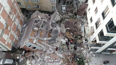 İstanbul'da 7 katlı bina çöktü