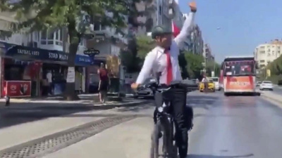 Üstü açık otobüse binmesine izin verilmeyen Tunç Soyer korteje bisikletle katıldı