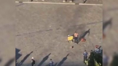 Belediye binası önünde 'işsizlik' eylemi: Ateş yaktılar, bıçakla kendine zarar verdi