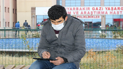 Diyarbakır'da bir öğretmen hastane bahçesinden uzaktan eğitim veriyor