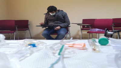 Koronavirüslü babasına refakat ederken hastane bahçesinden ders veren öğretmene oda verildi