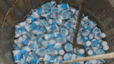 Kanalizasyon hattına yüzlerce ayran paketi atıldı