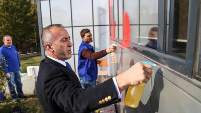 Kosova Başbakanı Haradinay, protesto ile boyanan başbakanlık camları temizledi