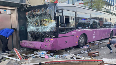 İETT otobüsü üst geçidin asansörüne çarptı: 1 yaralı