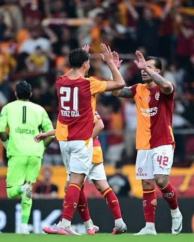 Galatasaray'da flaş karar: Kaptanlığı alınacak yollar ayrılacak! - Fotoğraf: 11