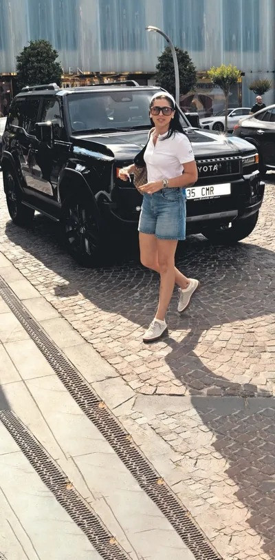 Cemre Baysel o araca 12 milyon saydı: Özel plaka detayı! - Resim : 1