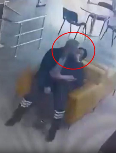 Yine aynı devlet hastanesi yine skandal! Güvenlik görevlisi kucağına oturup öptü - Resim : 1