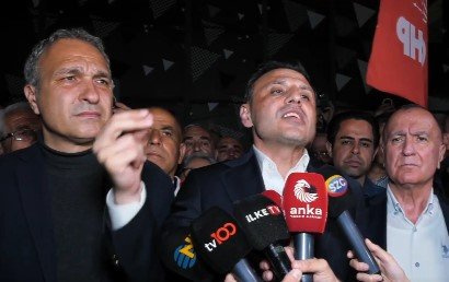ÖZGÜR ÇELİK: ÖZGÜR ÖZEL'İN YANINDAYIZ