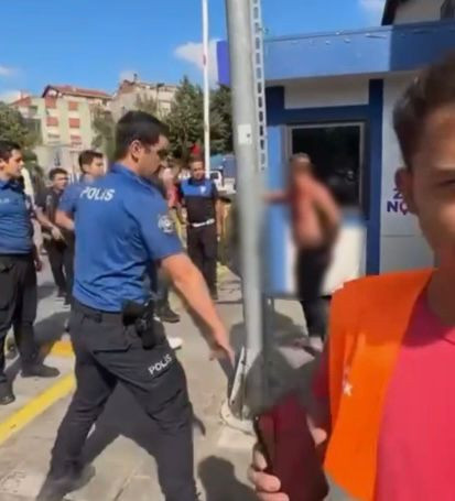 Eşiyle tartıştı, kendini bıçakladı: Ardından bıçakla polislerin üzerine yürüdü - Resim : 1