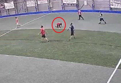 Halı sahada kalp krizi geçiren sağlık çalışanı kurtarılamadı: Son anları kamerada - Resim : 1